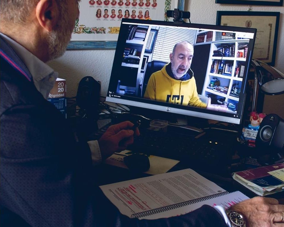 Alfredo dando una clase online en directo