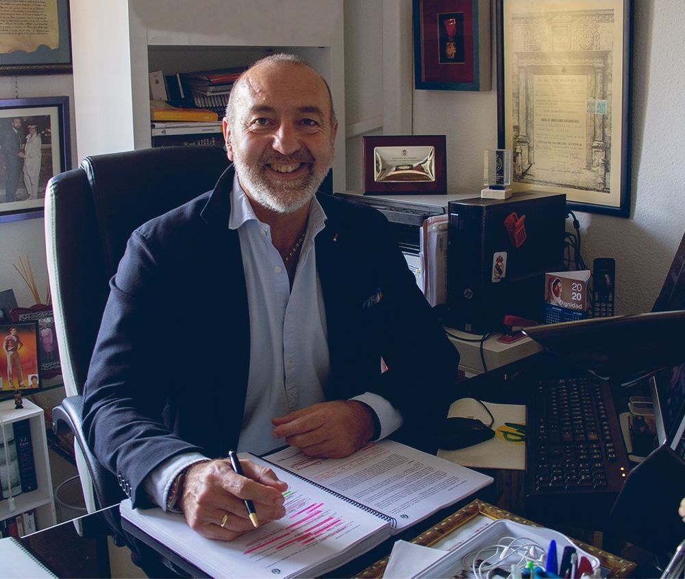 Alfredo Suárez revisando el temario en su despacho